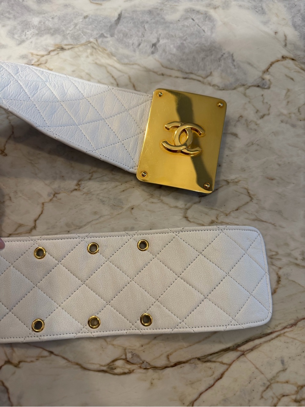 CHANEL White Quilted Leather Waist Belt with Gold CC Plaque - Picture 5 of 17